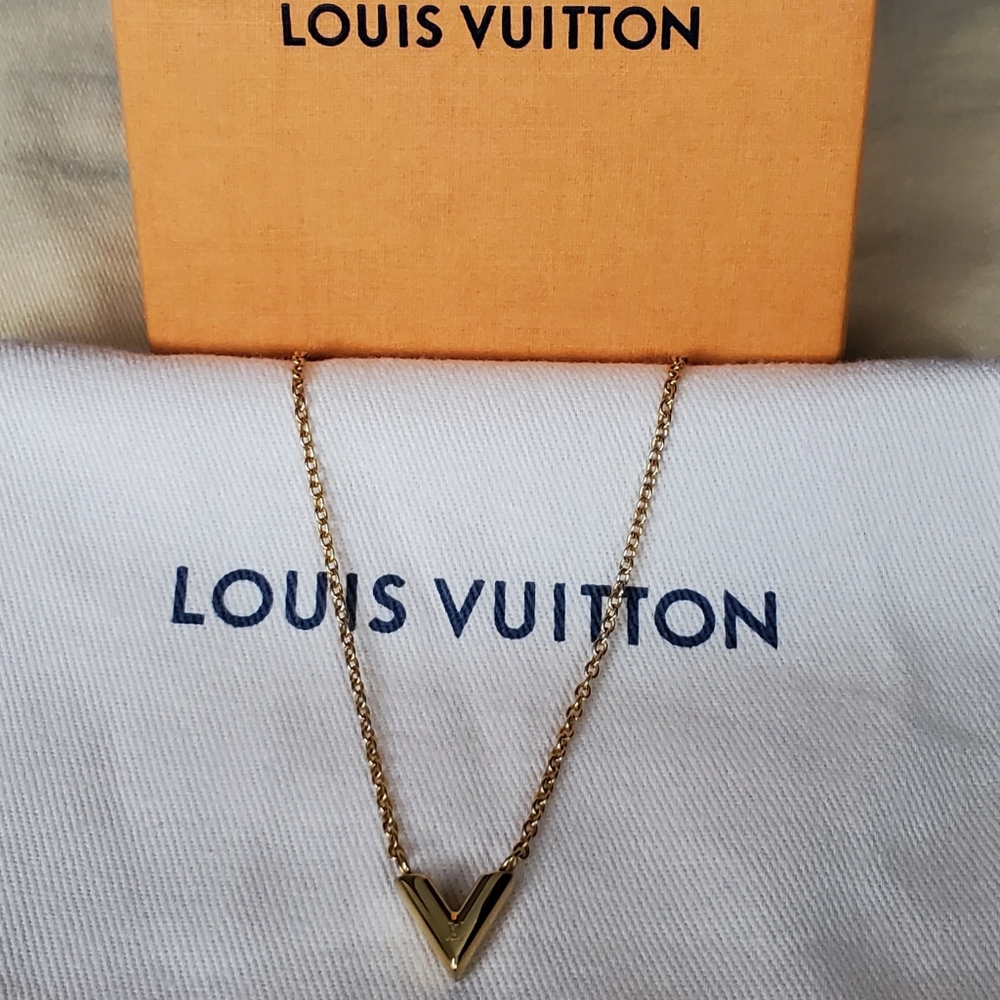 LOUIS VUITTON ESSENTIAL V NECKLACE